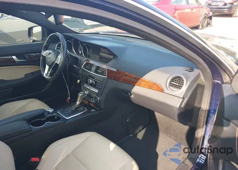 2013 Mercedes-Benz C 350 Sport 4Matic z USA, uszkodzony, nr VIN WDDGJ8JB4DG078701